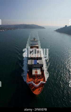 Kastenschiff, Containerschiff, Segeln auf See Stockfoto