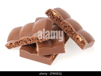 Frische leckere poröse Schokoladentafeln auf weißem Hintergrund Stockfoto