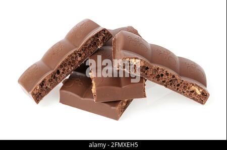 Haufen von Milch porösen Schokoladenstückchen auf weißem Hintergrund Stockfoto