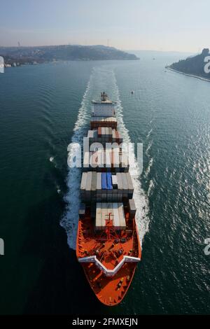 Kastenschiff, Containerschiff, Segeln auf See Stockfoto