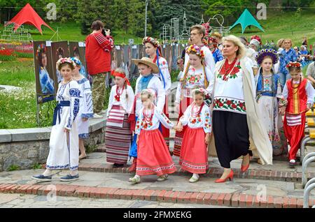 Gruppe von Kindern und Frauen in ukrainischen traditionellen Stickereien Kostüme zu Fuß im städtischen Stadtpark. Remembrance Day. 8.Mai 2019. Kiew, Ukrai Stockfoto