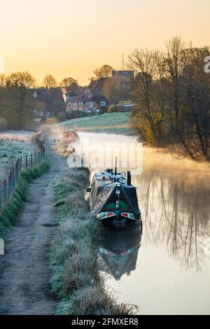 Narrowboats, die am frostigen und nebligen Morgen entlang des Kennet- und Avon-Kanals festmachten, Kintbury, West-berkshire, England, Vereinigtes Königreich, Europa Stockfoto