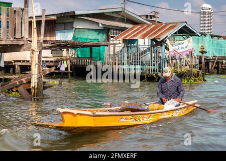 Thailänder im Ruderboot auf Khlong Chak Phra, Bangkok, Thailand Stockfoto