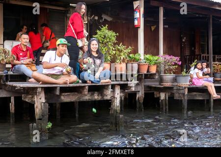 Touristen in den Kanalgeschäften auf Khlong Bangkok Yai, Thonburi, Bangkok, Thailand Stockfoto