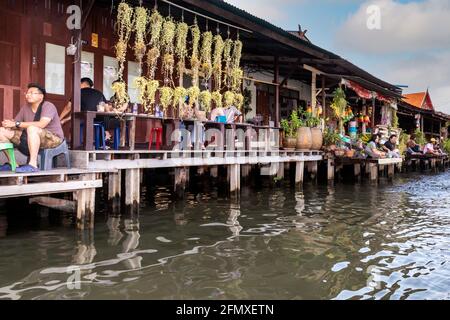 Touristen in den Kanalgeschäften auf Khlong Bangkok Yai, Thonburi, Bangkok, Thailand Stockfoto