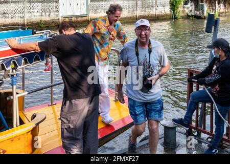 Touristen auf Flusskreuzfahrt auf Khlong Bangkok Yai, Bangkok, Thailand Stockfoto