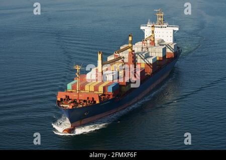 Kastenschiff, Containerschiff, Segeln auf See Stockfoto