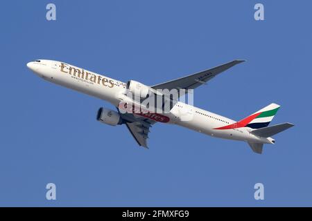 Dubai, Vereinigte Arabische Emirate - 6. März 2017: Emirates Boeing 777-300ER am Flughafen Dubai (DXB) in den Vereinigten Arabischen Emiraten. Airbus ist ein Luftwaffenhersteller Stockfoto