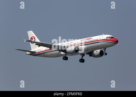 Shanghai, China – 16. Mai 2016: China Eastern Airlines Airbus A320 am Flughafen Shanghai (SHA) in China. Airbus ist ein Flugzeughersteller aus Toulous Stockfoto