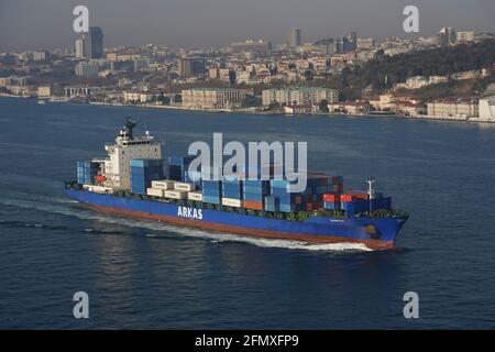 Kastenschiff, Containerschiff, Segeln auf See, Bosporus Stockfoto