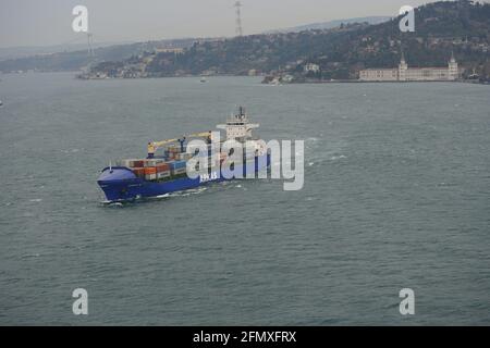 Kastenschiff, Containerschiff, Segeln auf See Stockfoto