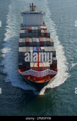 Kastenschiff, Containerschiff, Segeln auf See Stockfoto