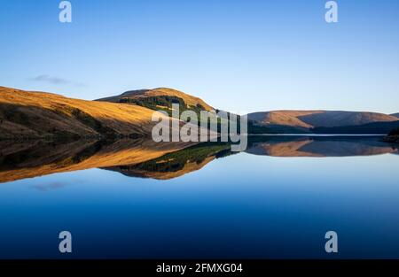 Reflexionen am Afton Reservoir in der Nähe von New Cumnock, East Ayrshire, Schottland. Stockfoto