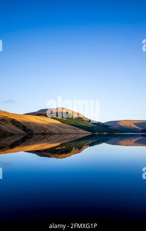 Reflexionen am Afton Reservoir in der Nähe von New Cumnock, East Ayrshire, Schottland. Stockfoto