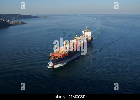 Kastenschiff, Containerschiff, Segeln auf See Stockfoto