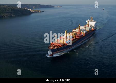 Kastenschiff, Containerschiff, Segeln auf See Stockfoto