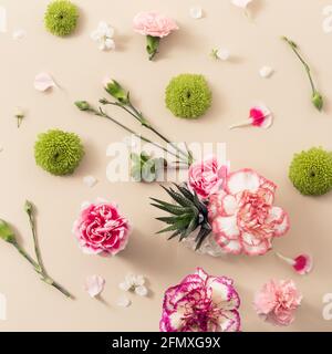 Muster mit grünen Blättern und rosa Blüten. Stockfoto