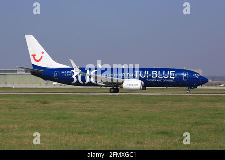 Stuttgart, Deutschland – 8. April 2017: TUIfly Boeing 737 am Stuttgarter Flughafen (STR) in Deutschland. Boeing ist ein Flugzeughersteller mit Sitz in Seattle, Wash Stockfoto