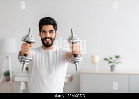 Krafttraining zu Hause, Körperpflege, neue Normalität und Sicherheit beim covid-19 Lockdown Stockfoto