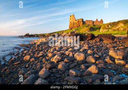 Die Ruinen von Dunure Castle an der Küste von Ayrshire mit Blick auf den Firth of Clyde. Stockfoto