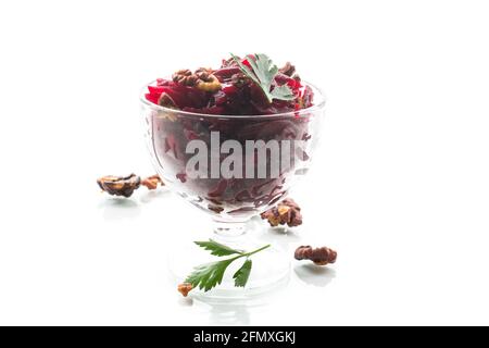 Diätetischer Salat aus gekochten Rüben mit Walnüssen isoliert auf weiß Hintergrund Stockfoto