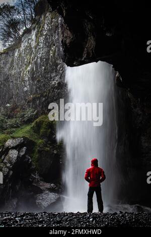 Versteckter Wasserfall in Nordwales Stockfoto