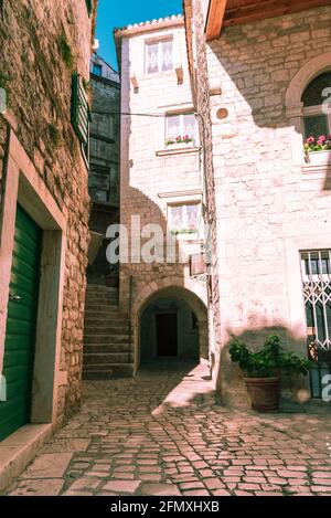Schmale Straße und Wohngebäude in der Stadt Trogir, Dalmatien Region, Kroatien Stockfoto