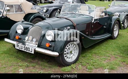 Drei Viertel Vorderansicht eines Green, 2002, Morgan Plus 8, ausgestellt in der Car Club Zone, des Silverstone Classic 2017 Stockfoto