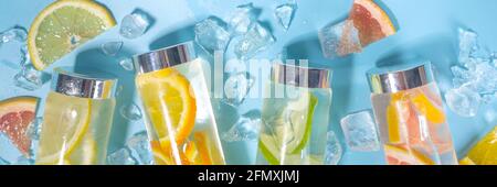 Verschiedene kalte Getränke in Flaschen, Sommer Wasserflaschen, Limonade gesunde Cocktails mit verschiedenen Zitrusfrüchten - Zitrone, Orange, Grapefruit, Stockfoto