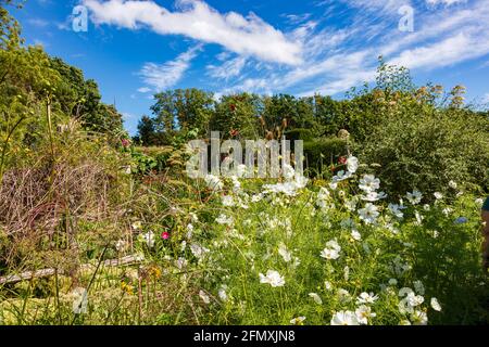 Blick auf das Great Dixter House und die Gärten von Northiam im Spätsommer, East Sussex, Großbritannien, Stockfoto