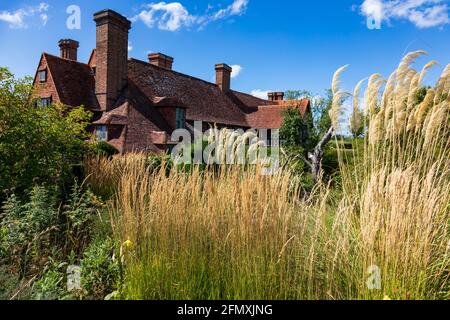 Blick auf das Great Dixter House und die Gärten von Northiam im Spätsommer, East Sussex, Großbritannien, Stockfoto