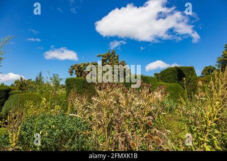 Blick auf das Great Dixter House und die Gärten von Northiam im Spätsommer, East Sussex, Großbritannien, Stockfoto