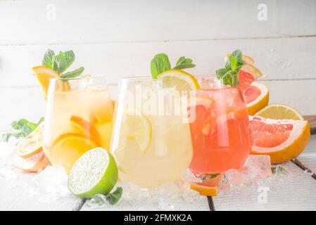 Sommerliche kalte Getränke, Fruchtlimonade Sangria Cocktail, Infused Getränke mit verschiedenen Zitrusfrüchten - Orange, Zitrone, Grapefruit, Limette, mit frischen Früchten Kopie s Stockfoto