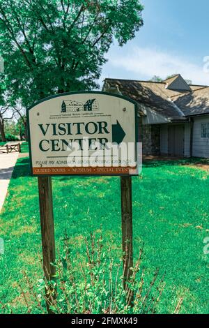 Ephrata, PA, USA - 11. Mai 2021: Ein Schild am Besucherzentrum im Ephrata-Kloster in Lancaster County, PA. Stockfoto