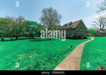 Ephrata, PA, USA - 11. Mai 2021: Das Ephrata-Kreuzgang und das historische Gebäude in Lancaster County, PA. Stockfoto