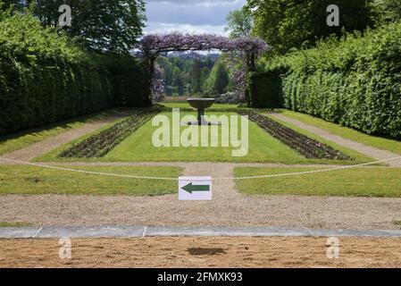 Brüssel. Mai 2021. Das Foto vom 12. Mai 2021 zeigt das Richtungsschild zu den königlichen Gewächshäusern in der Königlichen Domäne von Laeken in Brüssel, Belgien. Belgien wird seine Königlichen Gewächshäuser von Laeken vom 13. Mai bis zum 6. Juni dieses Jahres für die Öffentlichkeit öffnen. Die Eröffnungstätigkeit der Gewächshäuser war im Frühjahr letzten Jahres aufgrund der COVID-19-Pandemie nicht zu verzeichnen. Quelle: Zheng Huansong/Xinhua/Alamy Live News Stockfoto