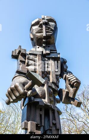 Eine Ausstellung im Yorkshire Sculpture Park YSP in Wakefield, West Yorkshire, England Großbritannien - Vulcan eine Bronzeskulptur von Eduardo Paolozzi 1999. Stockfoto