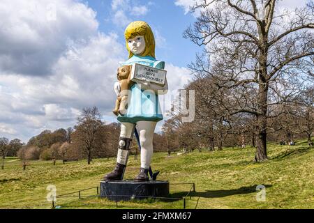 Eine Ausstellung im Yorkshire Sculpture Park YSP in Wakefield, West Yorkshire, England - Charity 2002-3 von Damien Hirst Stockfoto