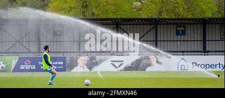 Solihull, Großbritannien. Mai 2021. Weymouth-Spieler beim Vanarama National League-Spiel zwischen Solihull Moors & Weymouth im SportNation.be-t-Stadion in Solihull, England, vom Sprinkler erwischt Quelle: SPP Sport Press Foto. /Alamy Live News Stockfoto