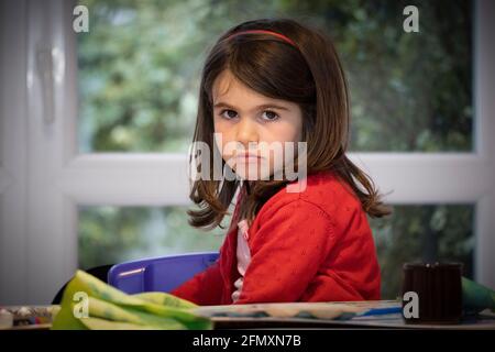 Portrait d'une petite fille boudeuse de quatre ans. / Porträt eines mürbigen vierjährigen Mädchens. Stockfoto