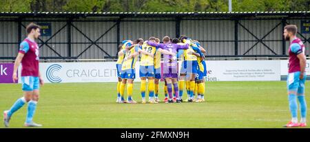 Solihull, Großbritannien. Mai 2021. Solihull Moors Huddle während des Spiels der Vanarama National League zwischen Solihull Moors & Weymouth im SportNation.be-t-Stadion in Solihull, England Credit: SPP Sport Press Photo. /Alamy Live News Stockfoto