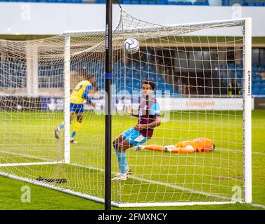 Solihull, Großbritannien. Mai 2021. Kyle Hudlin (Solihull Moors #27) nachdem er Ethan Ross (Weymouth #29 ) den Ball abgeschlagen hat Jacob Mensah (Weymouth #21 ) sieht den Ball, der während des Vanarama National League Spiels zwischen Solihull Moors & Weymouth im SportNation.bet Stadium in Solihull, England, auf den Rücken des Netzes trifft Kredit: SPP Sport Drücken Sie Foto. /Alamy Live News Stockfoto