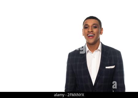 Homosexueller afroamerikanischer Geschäftsmann mit Make-up lachend vor der Kamera isoliert Auf Weiß Stockfoto