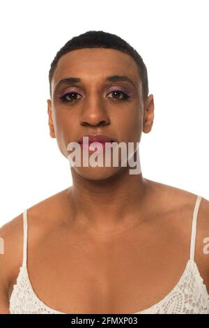 afroamerikanischer transsexueller Mann mit Make-up, der isoliert auf die Kamera schaut Auf Weiß Stockfoto