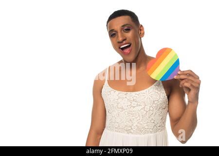 Verblüffter afroamerikanischer Transsexueller mit lgbt-Farben und Papierherz Isoliert auf Weiß Stockfoto