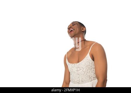 Aufgeregt afroamerikanischen Transvestiten Mann in Make-up und Sundress lachen Isoliert auf Weiß Stockfoto