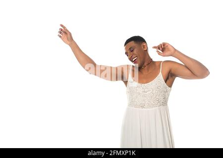 Glücklicher afroamerikanischer Mann in Sundress, der mit geschlossenen Augen tanzt Isoliert auf Weiß Stockfoto