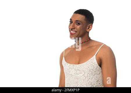 Glücklicher afroamerikanischer Transgender-Mann in Make-up und Sundress isoliert Auf Weiß Stockfoto