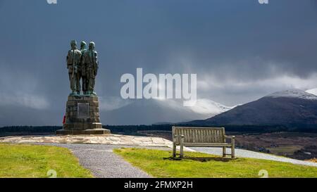 Dies ist das Commando-Denkmal, das sich über dem Dorf Spean Bridge in der Hochlandregion Schottlands befindet, die als Lochaber bekannt ist. Stockfoto