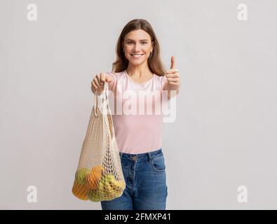 Vernünftiger Verbrauch. Eco Friendly Woman Holding Rope Bag Mit Gemüse Und Obst Stockfoto